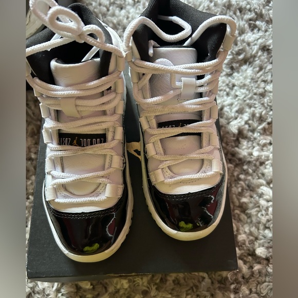 2 pair of 11.5C Jordans ..Black and white 11s , all green 4s - Picture 4 of 9